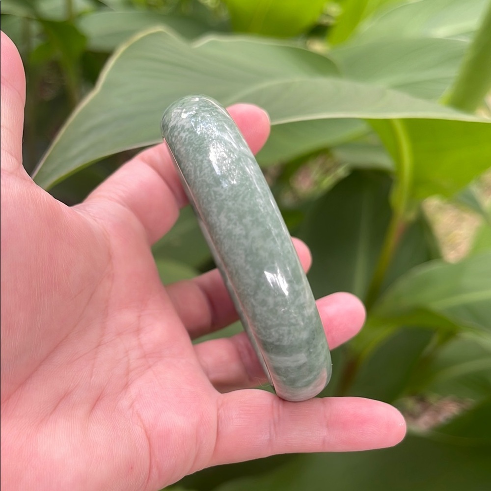 Elegant Green Jade Jadeite Bangle Bracelet NWOT 61mm - Picture 7 of 16